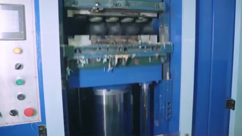 ماكينة تصنيع الأحذية بالقولبة بالضغط EVA بلون واحد بنظام وزن آلي